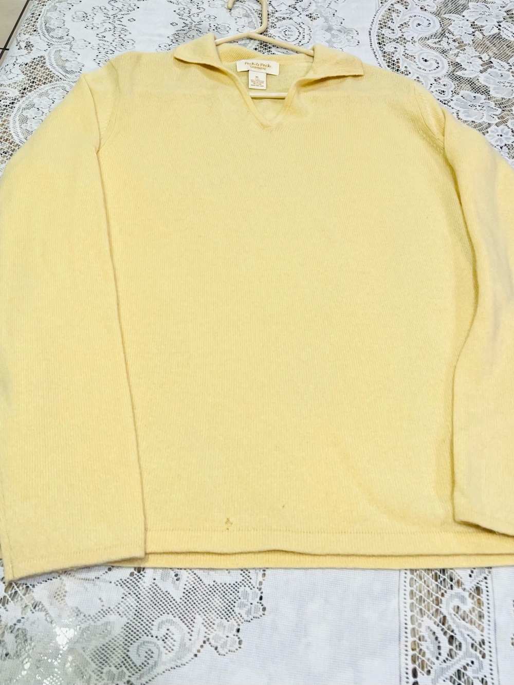 Vintage Peck & Peck 100% Cashmere V-Neck Sweater in butter Yellow (XL)